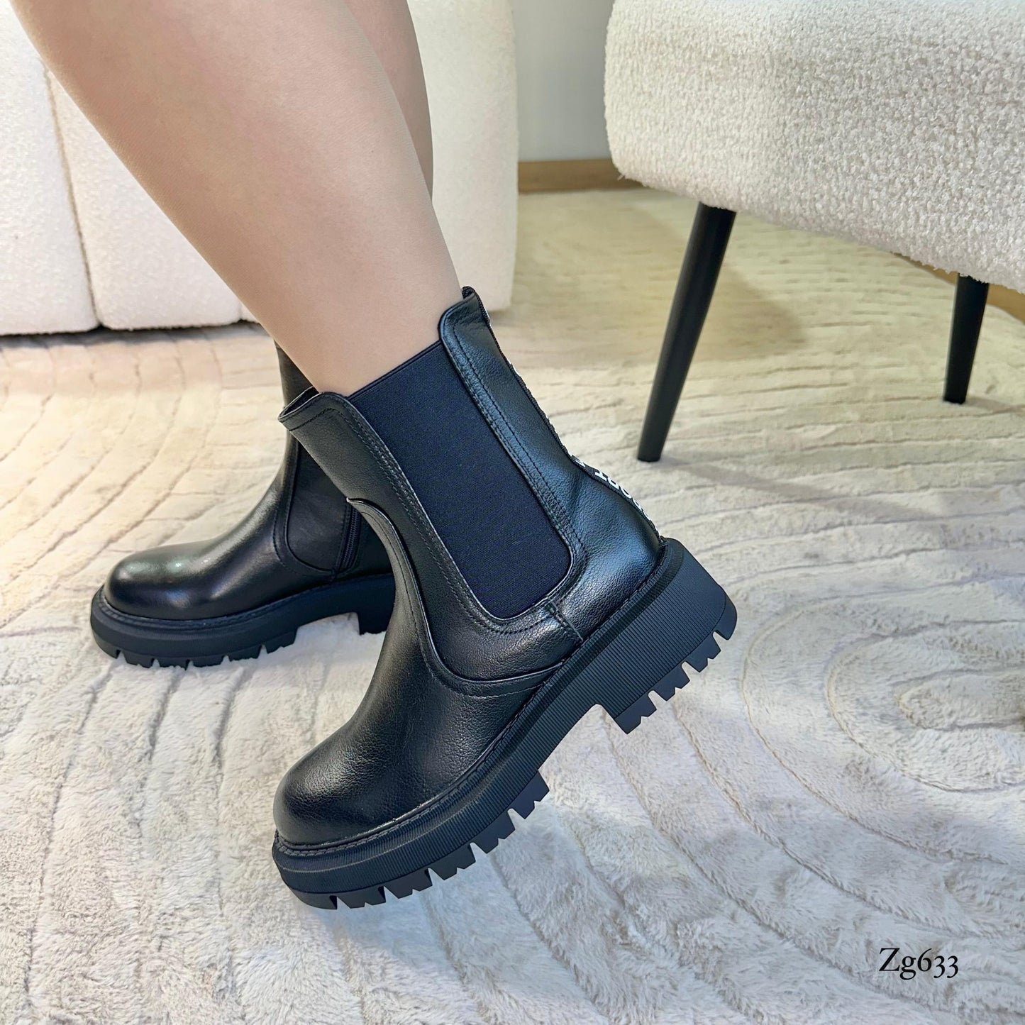 Botin negro detalle letras resorte suela 4cm  D8177  C-84