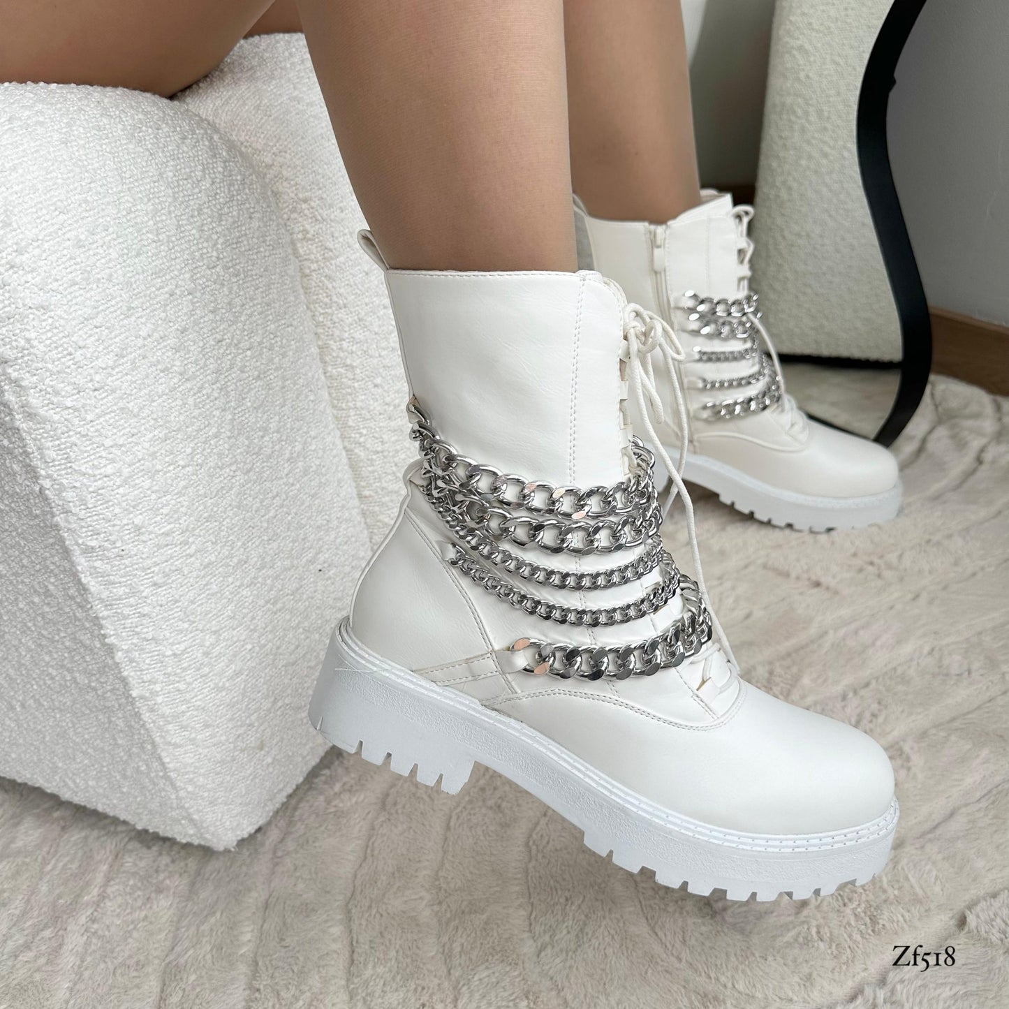 Bota blanca aplique cadenas  suela 3cm  U9AX18958-1   C20
