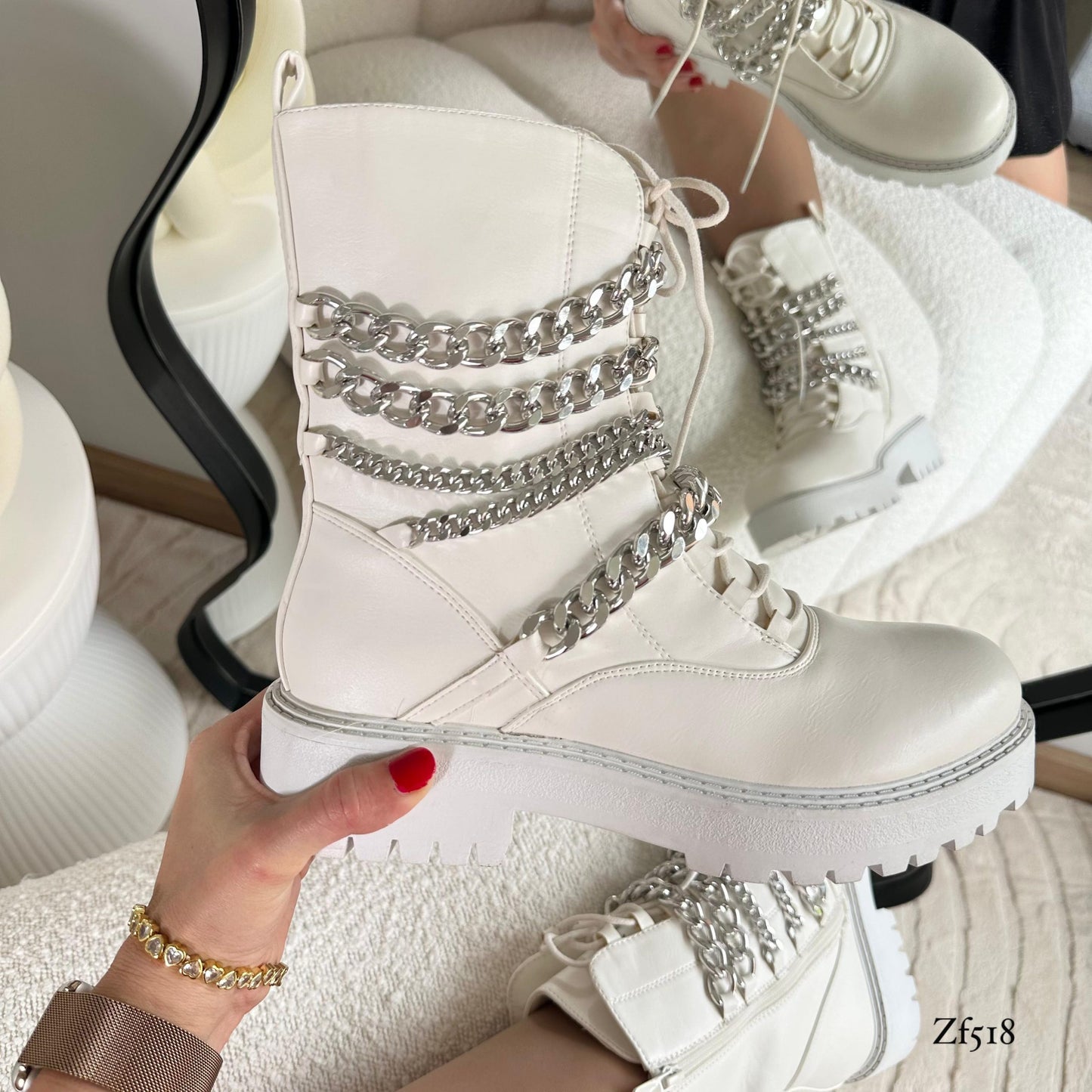 Bota blanca aplique cadenas  suela 3cm  U9AX18958-1   C20