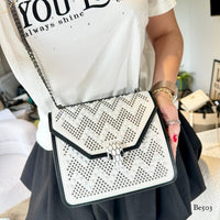 Bolso blanco apliques y cadena plomo detalles negro  20cm* 7cm* 16cm   C- 23195