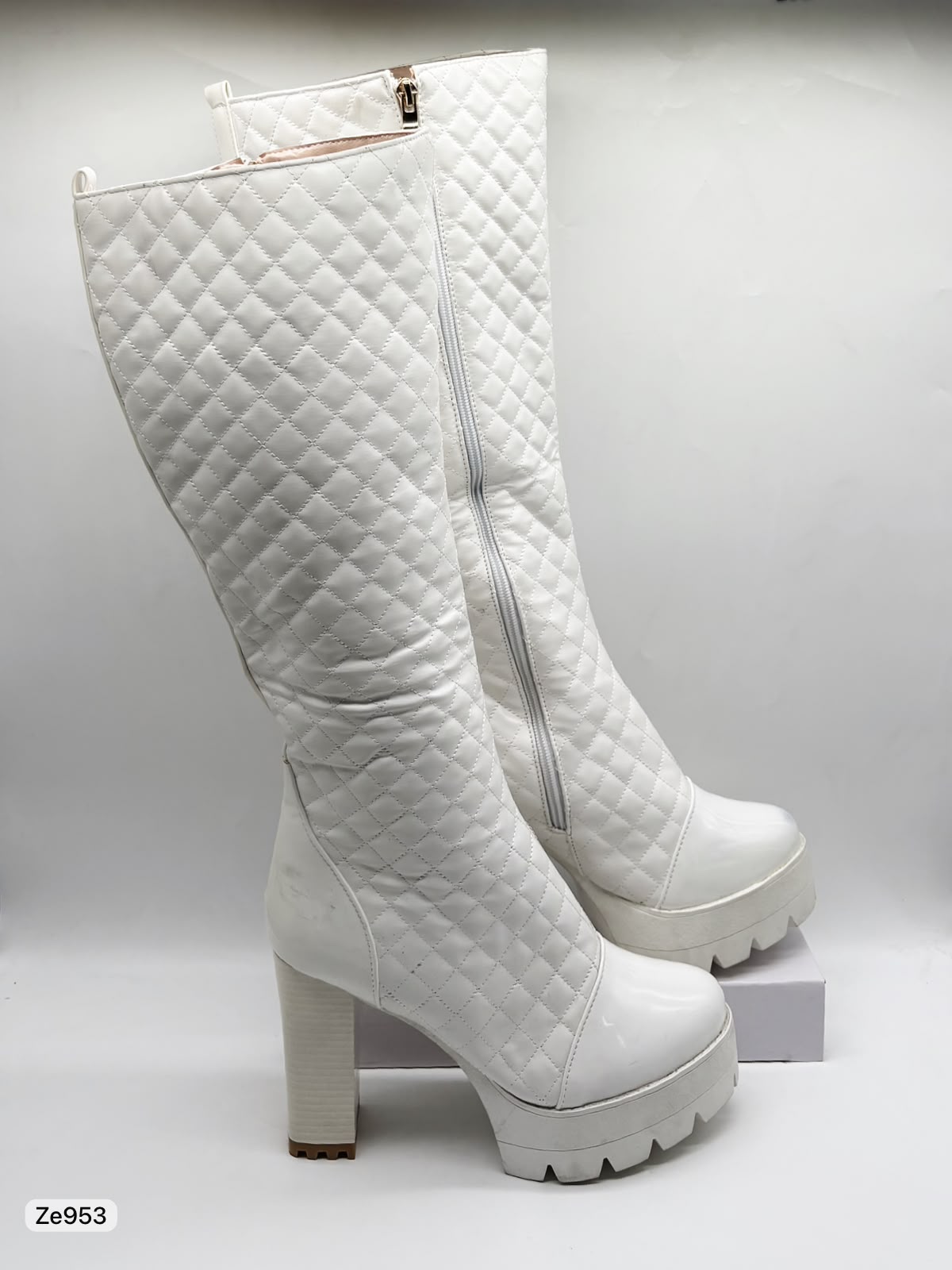 Bota caña alta blanca textura tacon 11cm 19