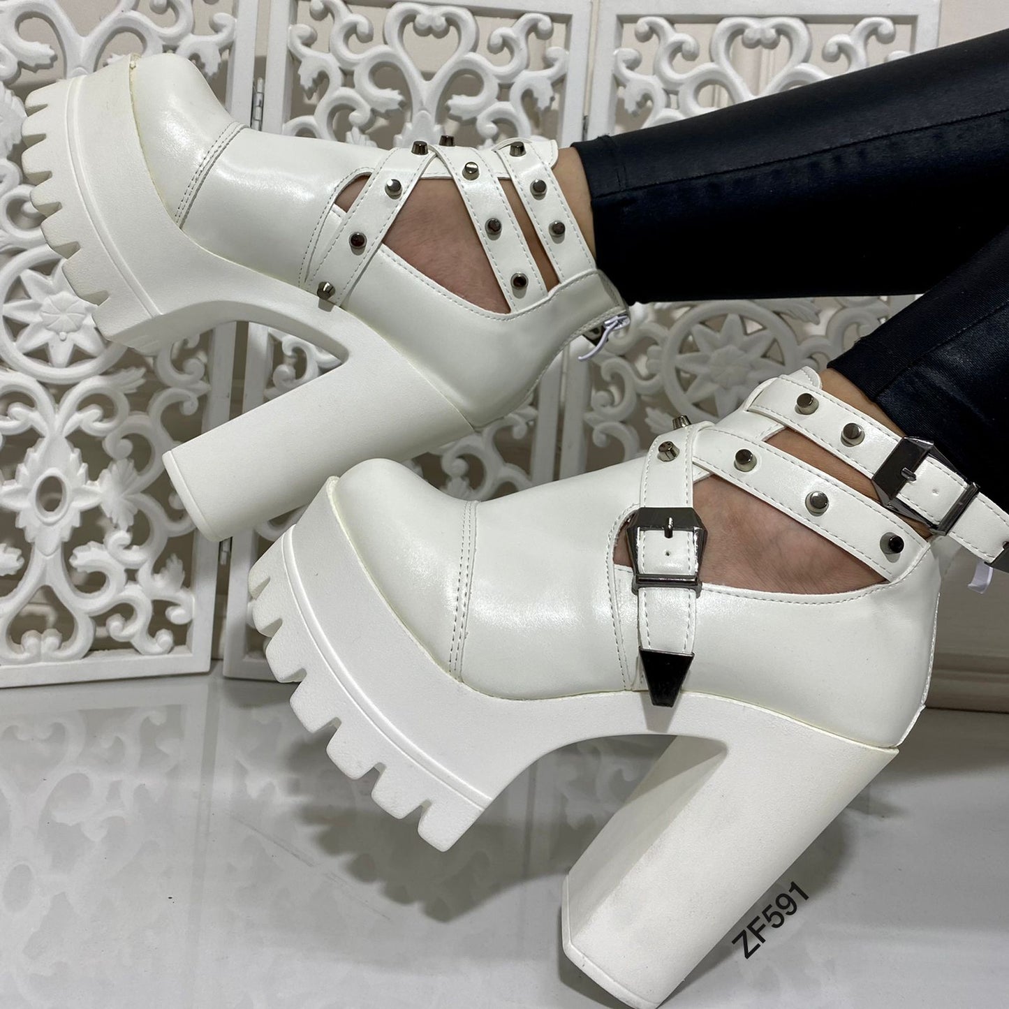 Botin blanco apliques plateados tacon 12cm  850-1   C-3