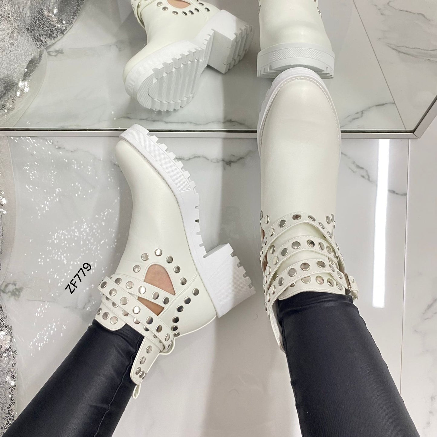 Botin blanco apliques plateados tacon 5cm  8355  C-66