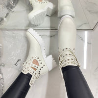 Botin blanco apliques plateados tacon 5cm  8355  C-66