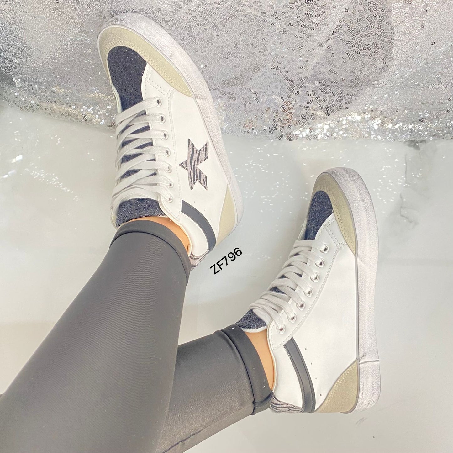 Tenis blanco apliques negros brillantes suela 2cm  1201  C-67