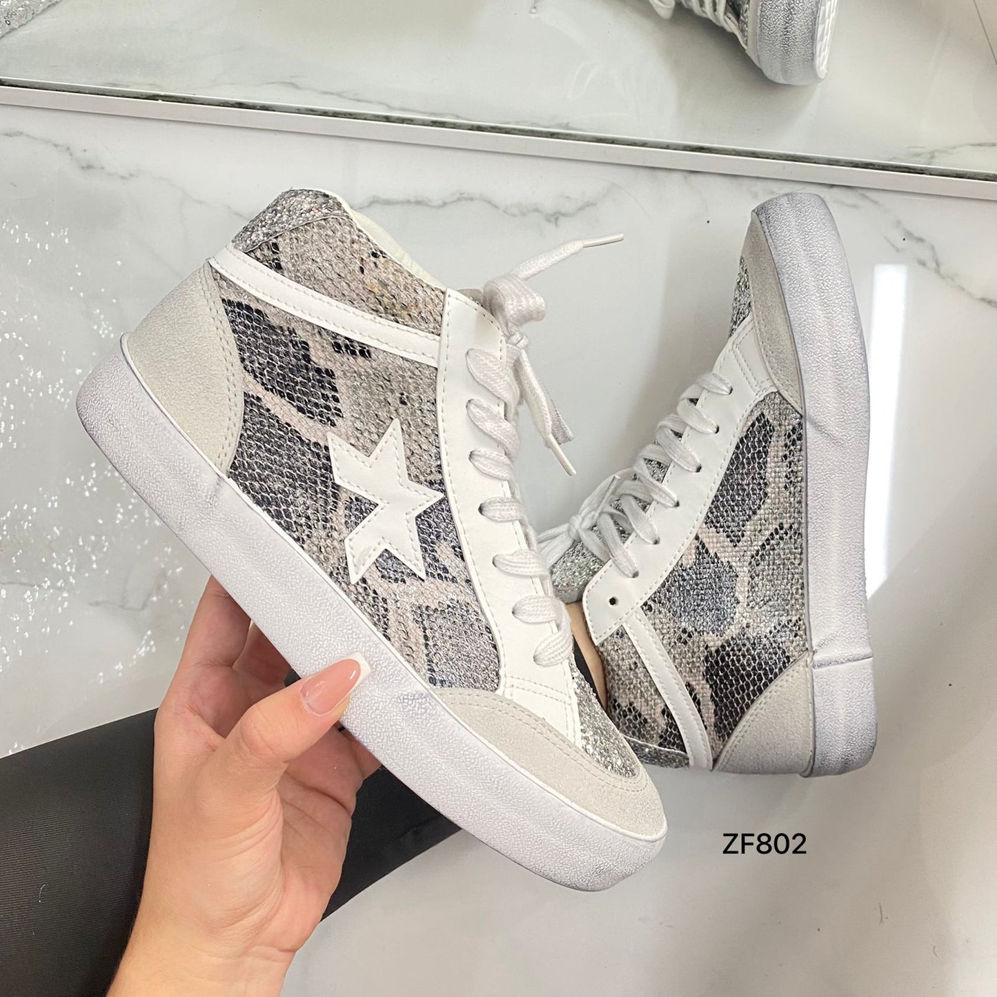 Tenis textura gris apliques brillantes suela 2cm  1201  C-67