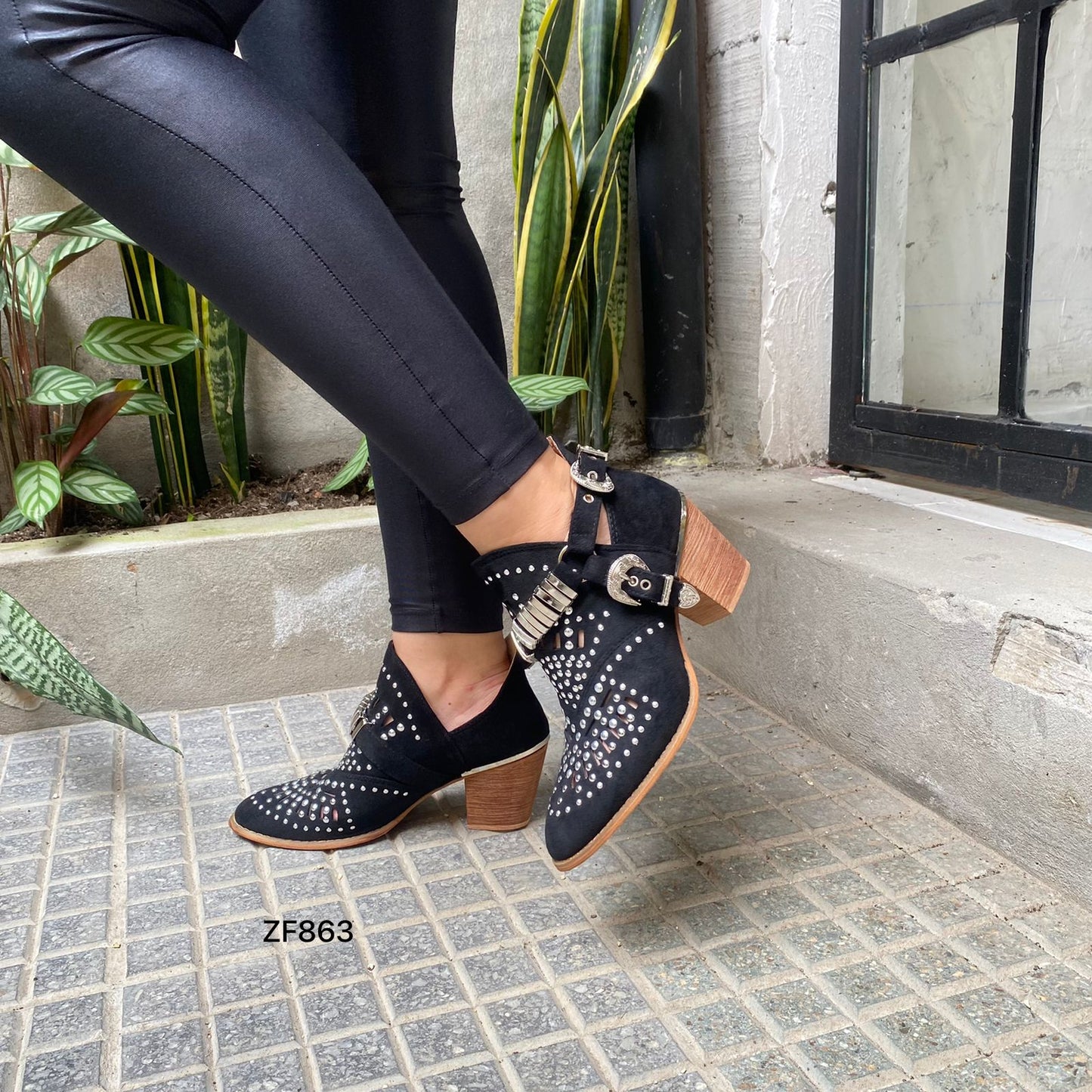 Botin negro apliques plateados correas tacon 7cm  YZ19-192  C-64