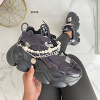 Tenis negro detalles plateados cadena perlas suela 5cm  TEN002C