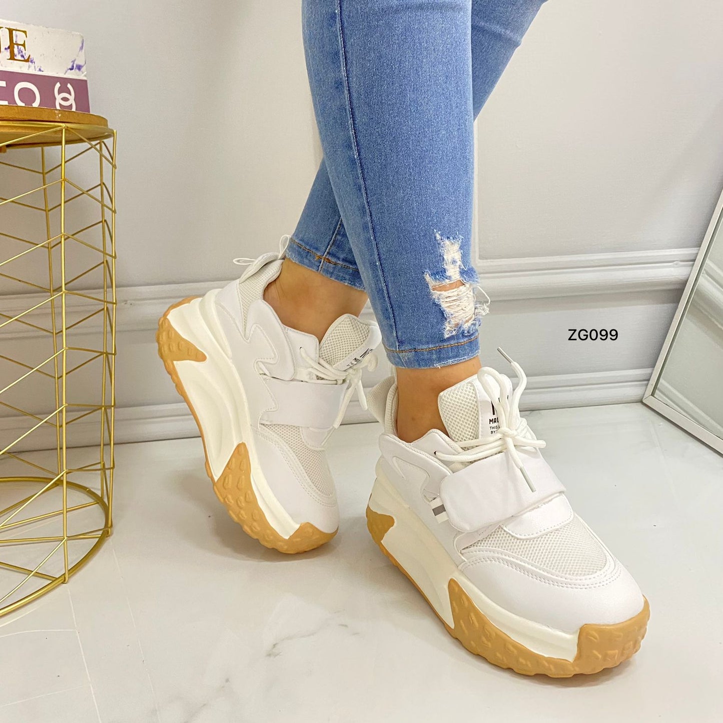 Tenis blanco detalle café suela 5cm  X-29  C-2
