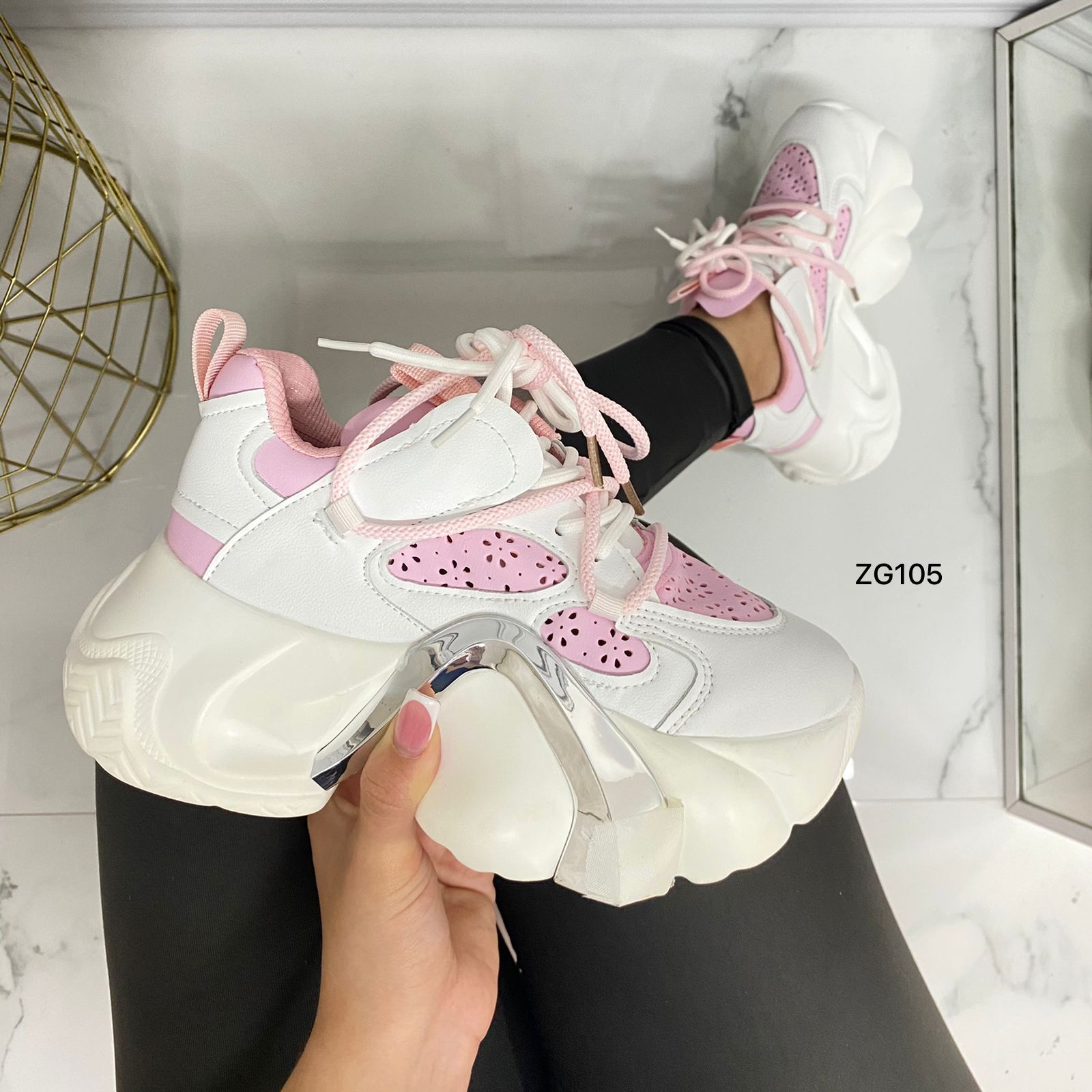 Tenis blanco detalle rosado/plateado  suela 5 cm   X-22  C-2