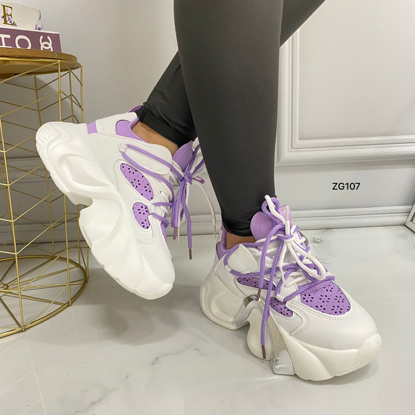 Tenis blanco detalle morado/plateado  suela 5 cm   X-22  C-2
