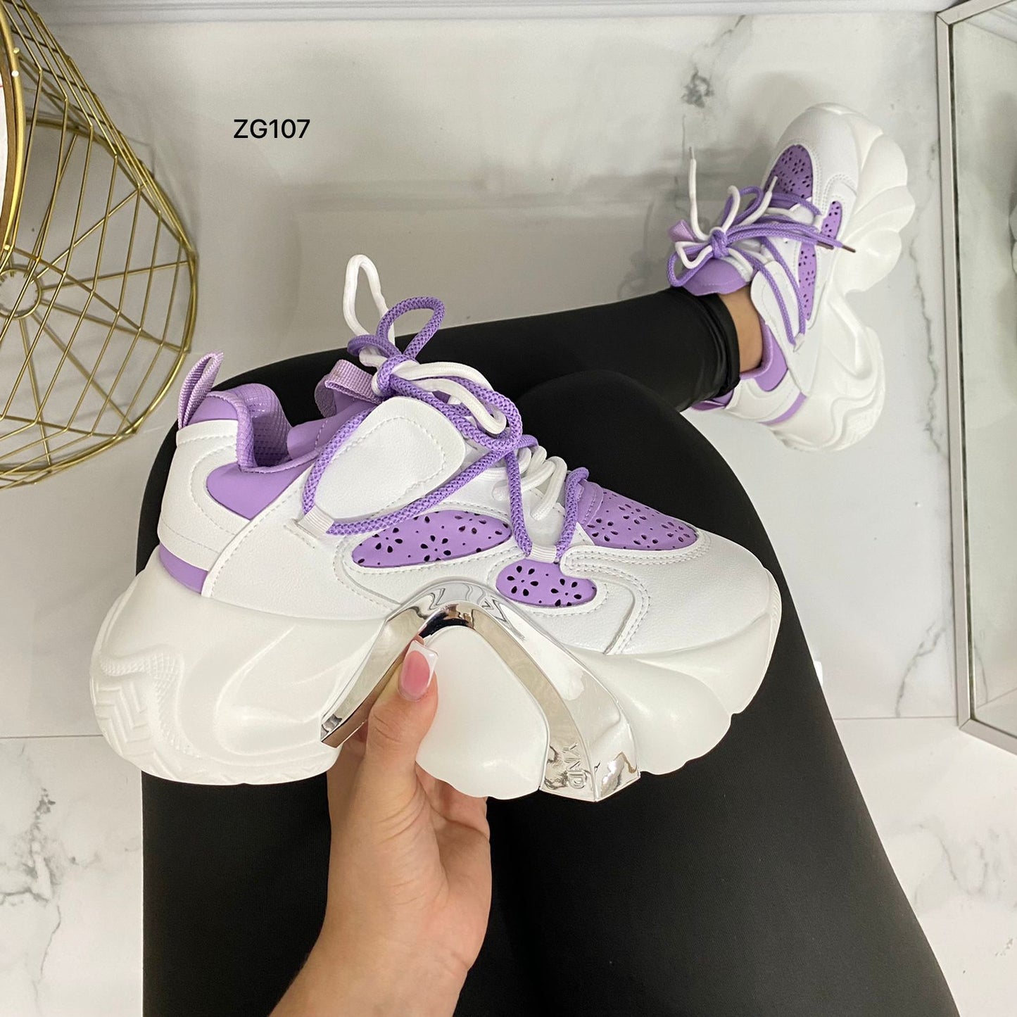 Tenis blanco detalle morado/plateado  suela 5 cm   X-22  C-2
