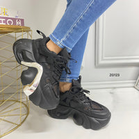 Tenis negro detalle plateado suela 6cm  X-26  C-2