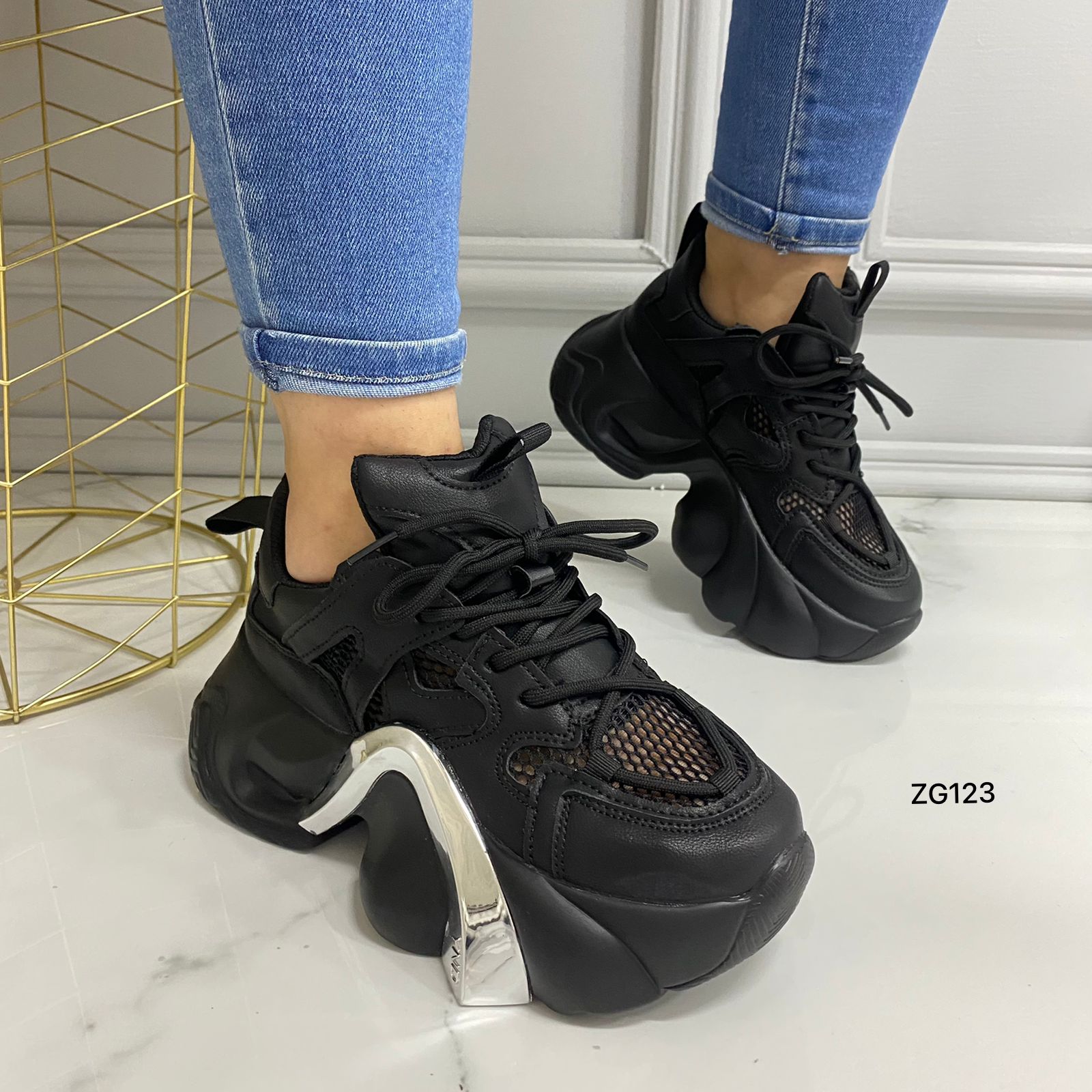 Tenis negro detalle plateado suela 6cm  X-26  C-2
