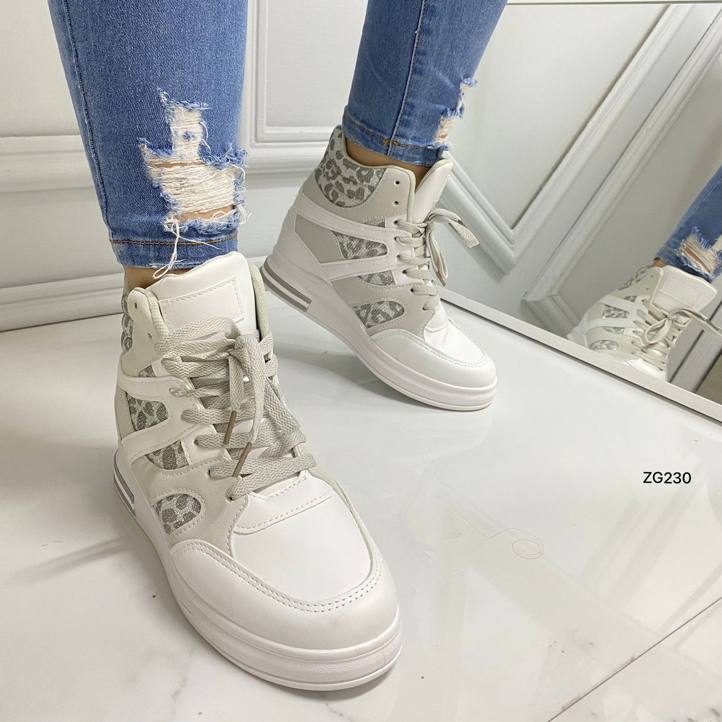 Tenis blanco detalles brillantes  tacon interno 5 cm suela 2cm  85-896  C-10