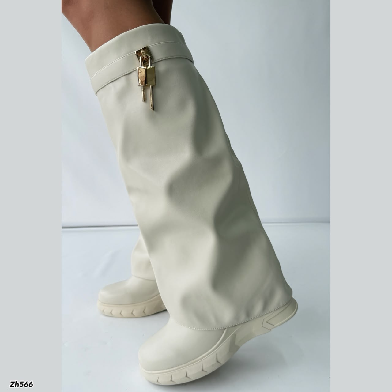 Bota caña alta beige doblez detalle dorado tacon corrido 8cm  HX3090-C1481