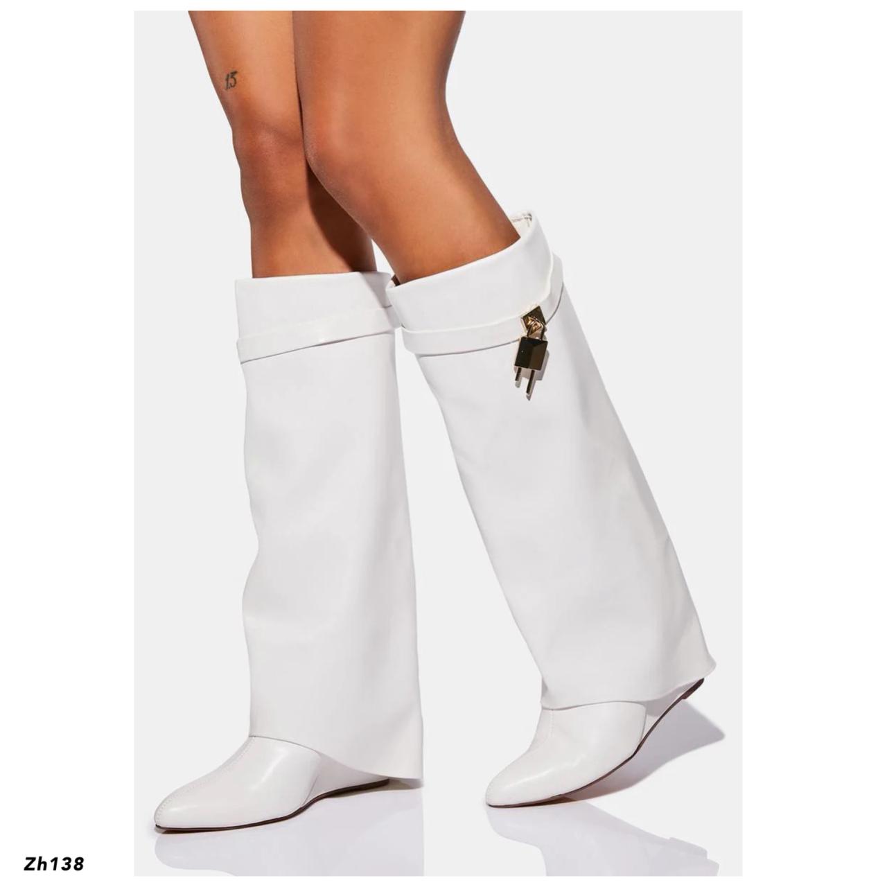 Bota caña alta blanco doblez detalle dorado tacon corrido 10cm  52166  C-64