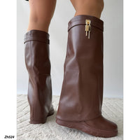 Bota caña alta café doblez detalle dorado tacon corrido 8cm  HX3090-C1481