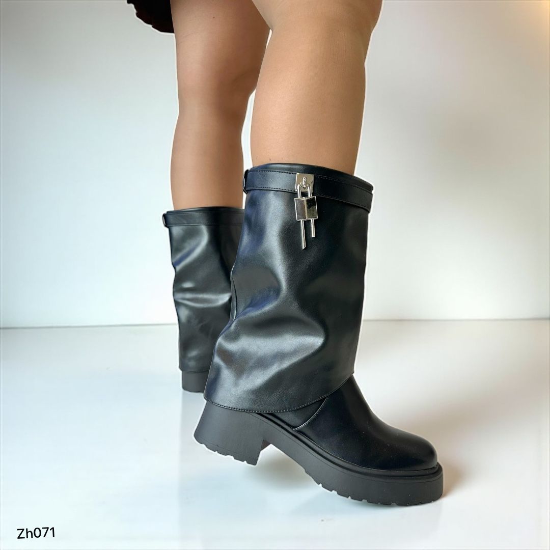 Bota caña media negro doblez detalle plateado tacon 6cm  255-050