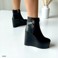 Botin negro detalle plateado plataforma 11cm   255-107