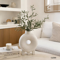 Jarrón de cerámica con círculo geométrico blanco  24cm* 9cm* 31cm