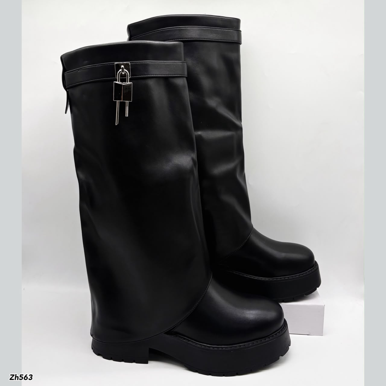 Bota caña alta negro doblez detalle plateado suela 5cm  HX3375-C1798