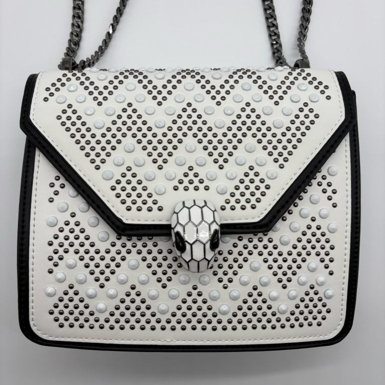 Bolso blanco apliques y cadena plomo detalles negro  20cm* 7cm* 16cm   C- 23195