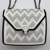 Bolso blanco apliques y cadena plomo detalles negro  20cm* 7cm* 16cm   C- 23195