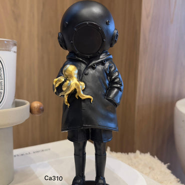 Articulo decorativo astronauta negro pulpo dorado resina  10cm* 7,5cm* 23cm