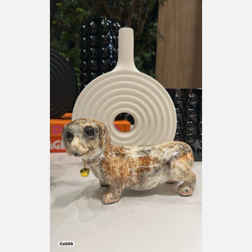 Articulo decorativo perro salchicha beige marmolizado detalle dorado  22cm* 9cm* 13cm