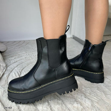 Botin negro detalle resorte suela 5cm  255-104