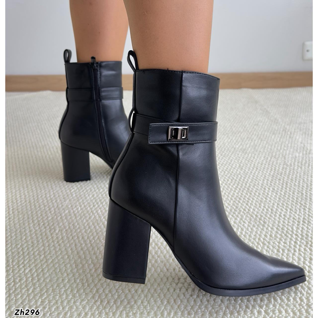 Botin negro detalle correa tacon 8cm  8982  C-102