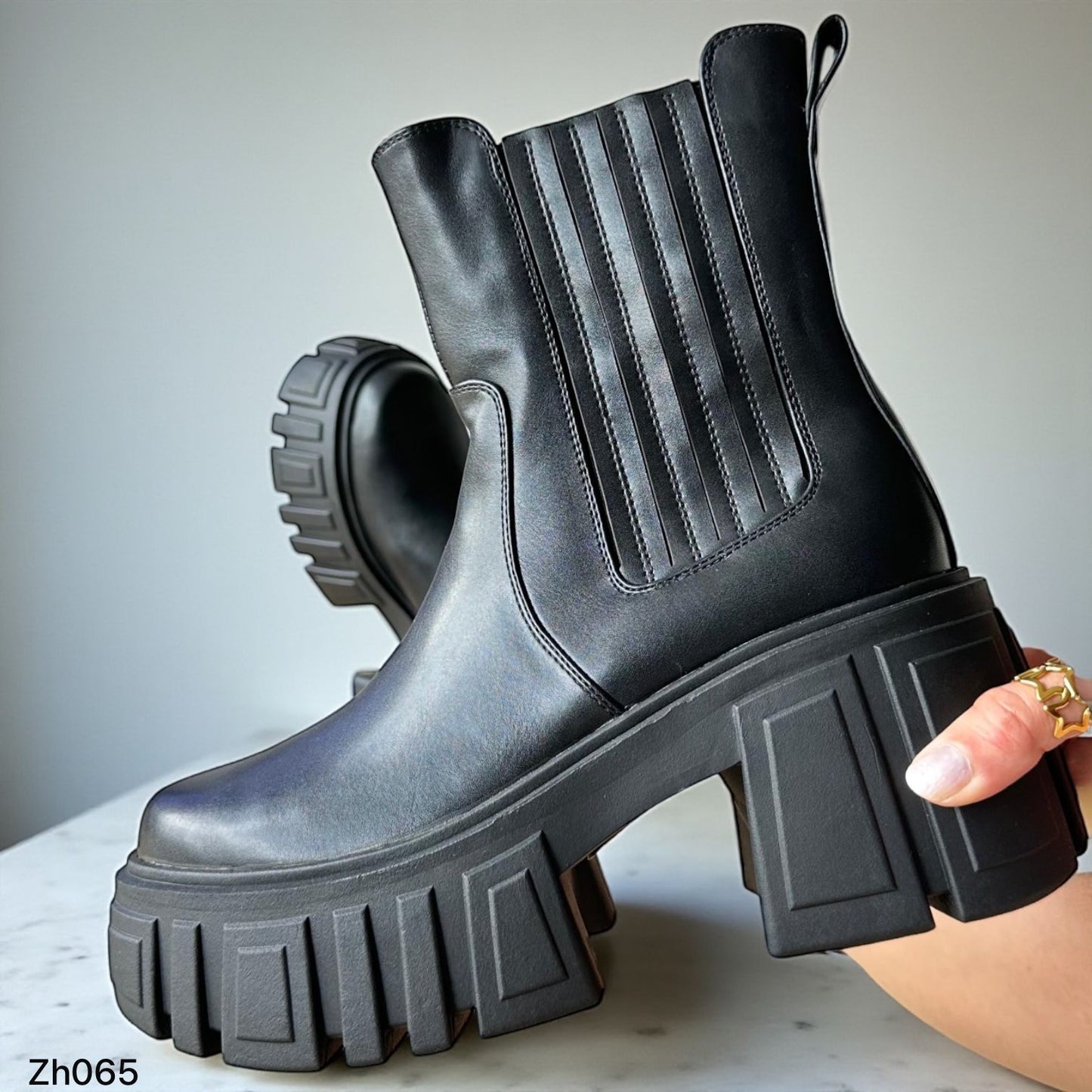 Botin negro detalle resorte tacon 8cm  255-057