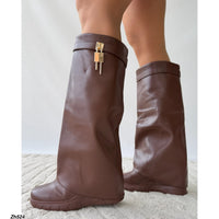 Bota caña alta café doblez detalle dorado tacon corrido 8cm  HX3090-C1481