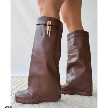 Bota caña alta café doblez detalle dorado tacon corrido 8cm  HX3090-C1481