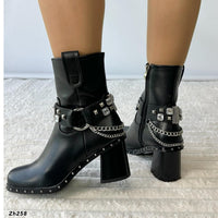 Botin negro apliques y cadena plateado tacon 7cm  255-103