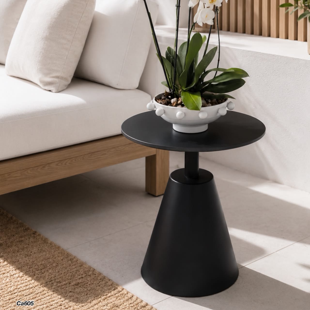 Mesa auxiliar negro aluminio base cono  52cm* 52cm* 58cm