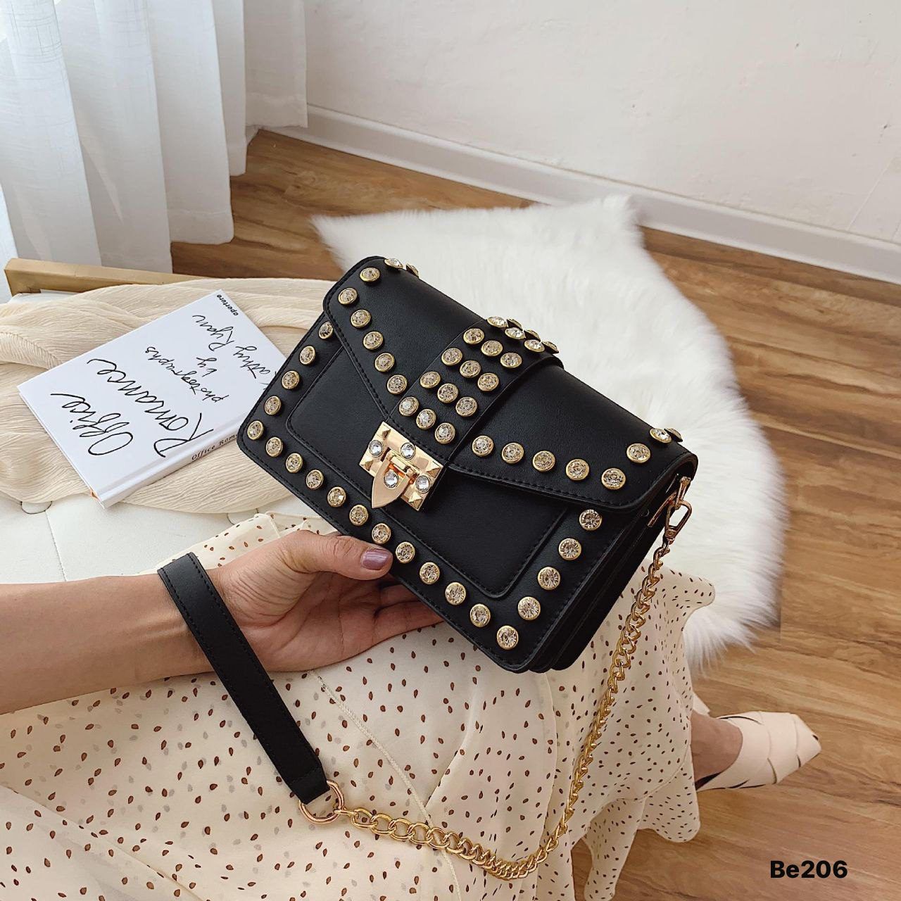 Bolso negro apliques dorados piedras   20cm*  14cm  696  C-B