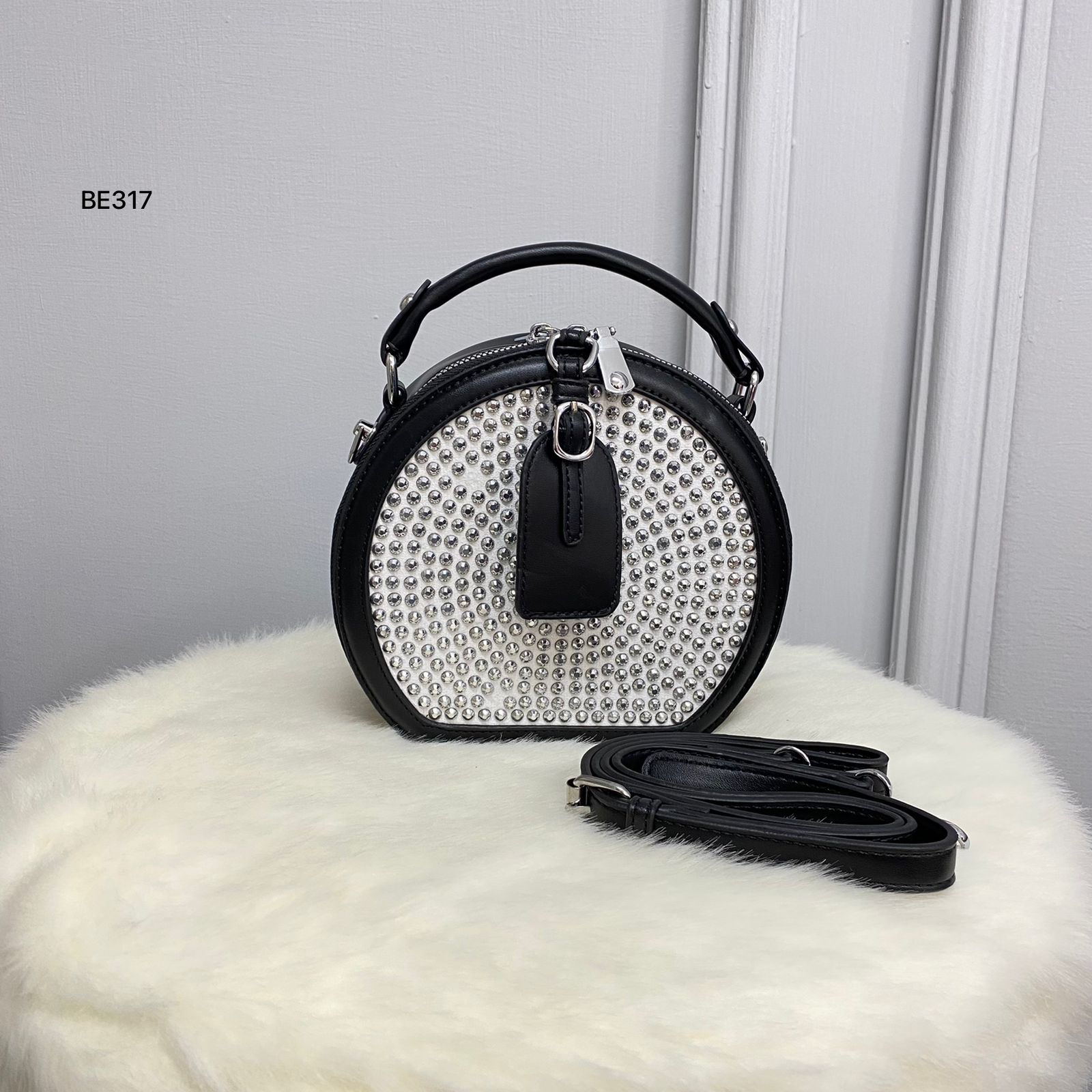 Bolso negro detalle blanco apliques plateados  19cm*  17cm  6603  C-B