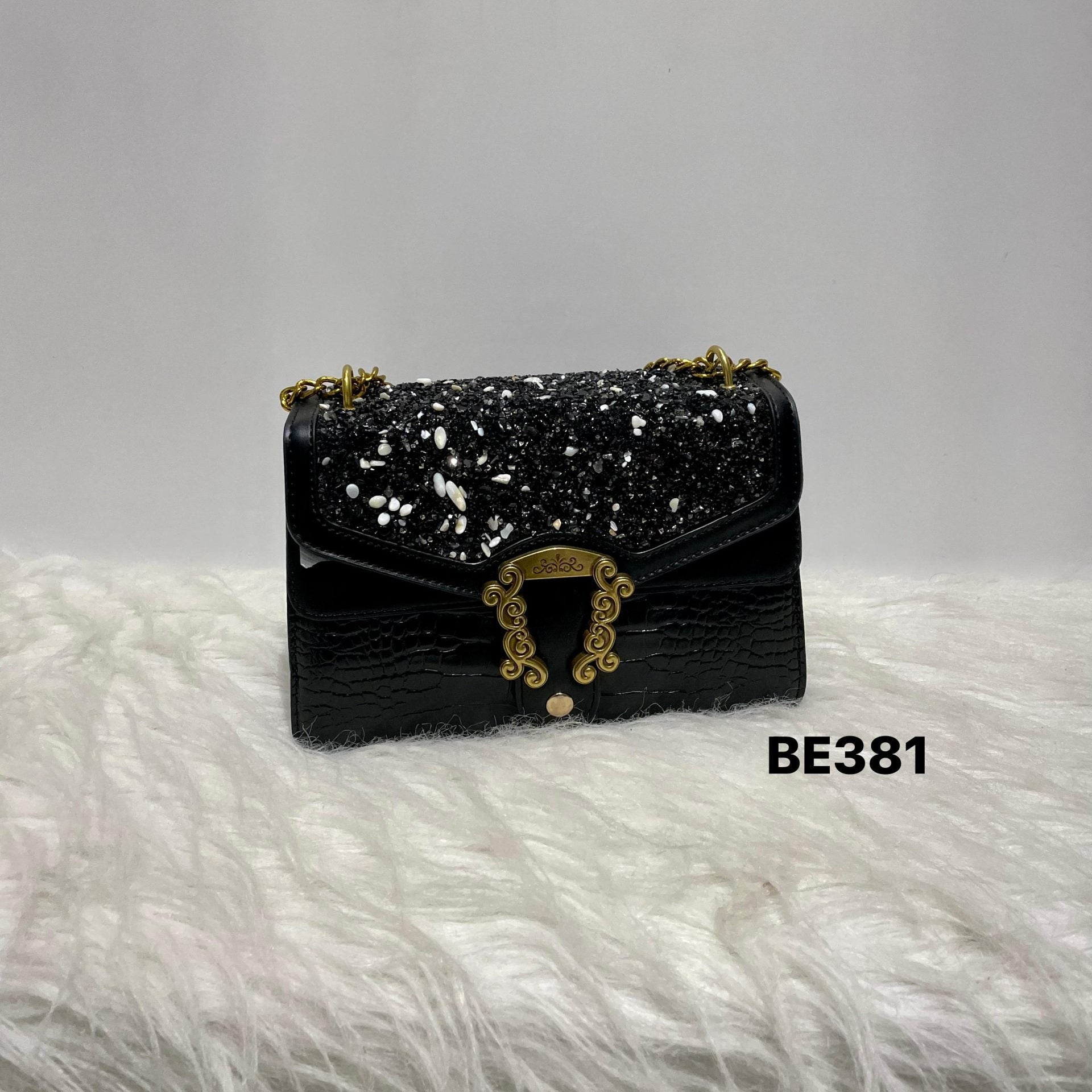 Bolso textura negro aplique dorado piedras brillantes  23cm*16cm  8815  C-B