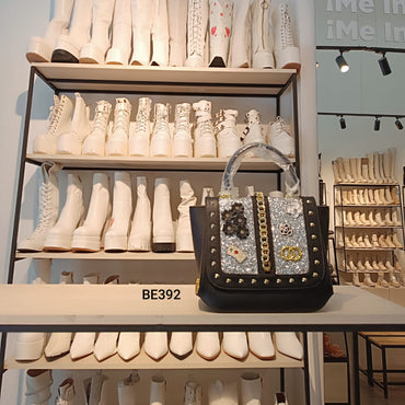 Bolso negro apliques dorados detalles brillantes  24cm* 20cm* 11cm   8029