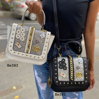 Bolso negro apliques dorados detalles brillantes  24cm* 20cm* 11cm   8029