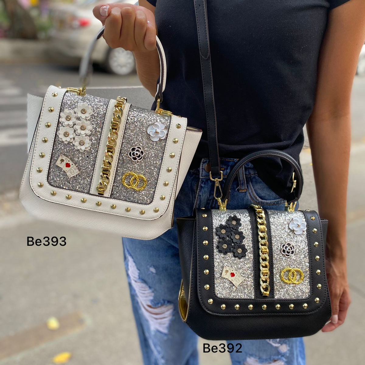 Bolso negro apliques dorados detalles brillantes  24cm* 20cm* 11cm   8029