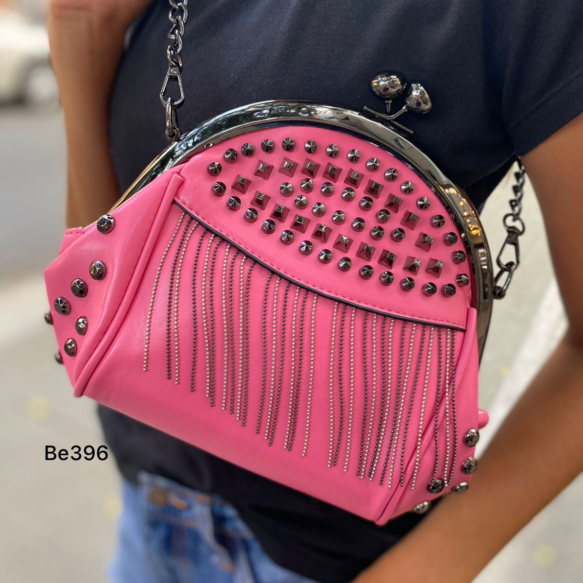 Bolso rosa apliques y cadenas plateadas  23cm* 20cm   2806  C-B