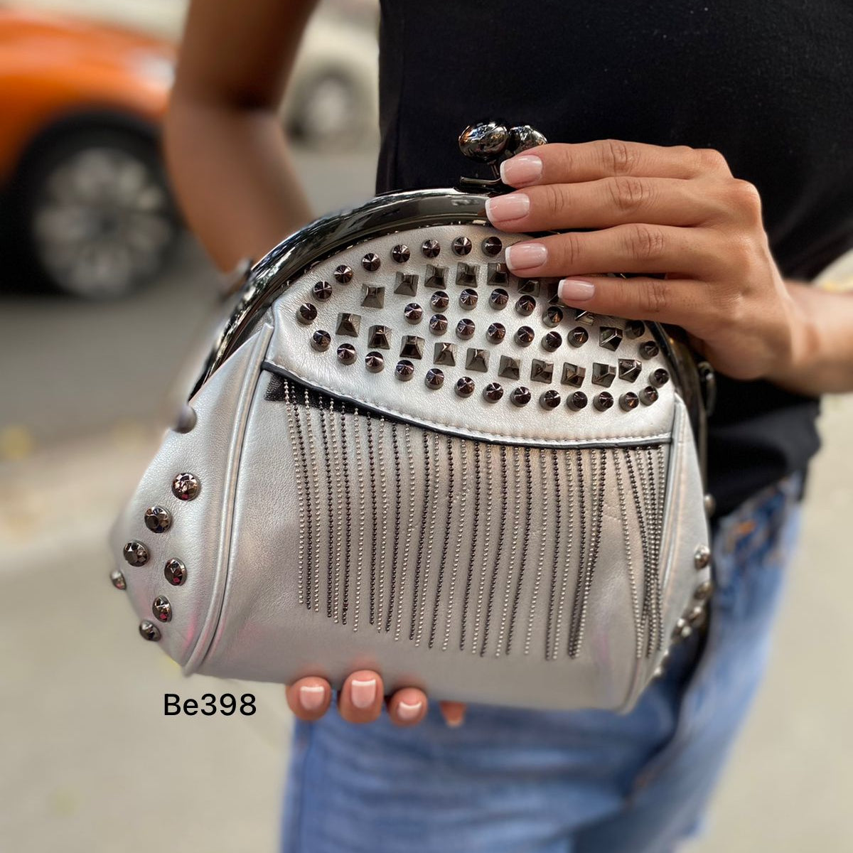 Bolso negro apliques y cadenas plateadas  23cm* 20cm   2806  C-B