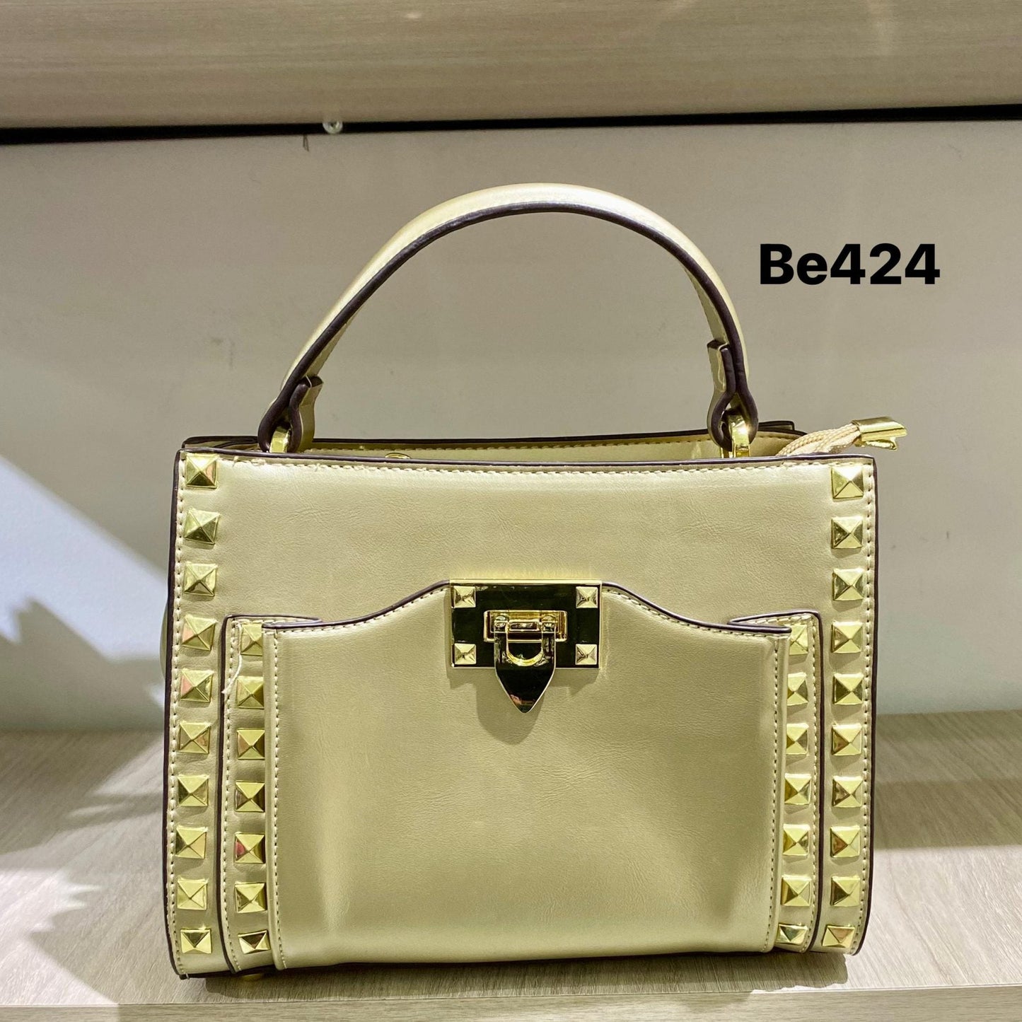 Bolso dorado apliques detalles dorados  24cm* 19cm* 12cm    8027  C-B