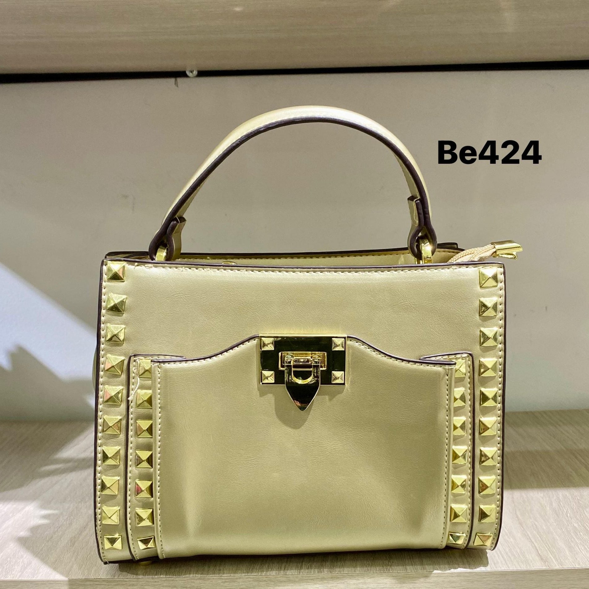 Bolso dorado apliques detalles dorados  24cm* 19cm* 12cm    8027  C-B