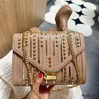Bolso beige detalles apliques dorado  24cm* 9cm* 17cm   C- 23197