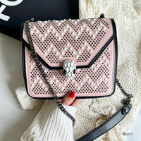 Bolso rosado apliques y cadena plomo  20cm* 7cm* 16cm   C- 23195