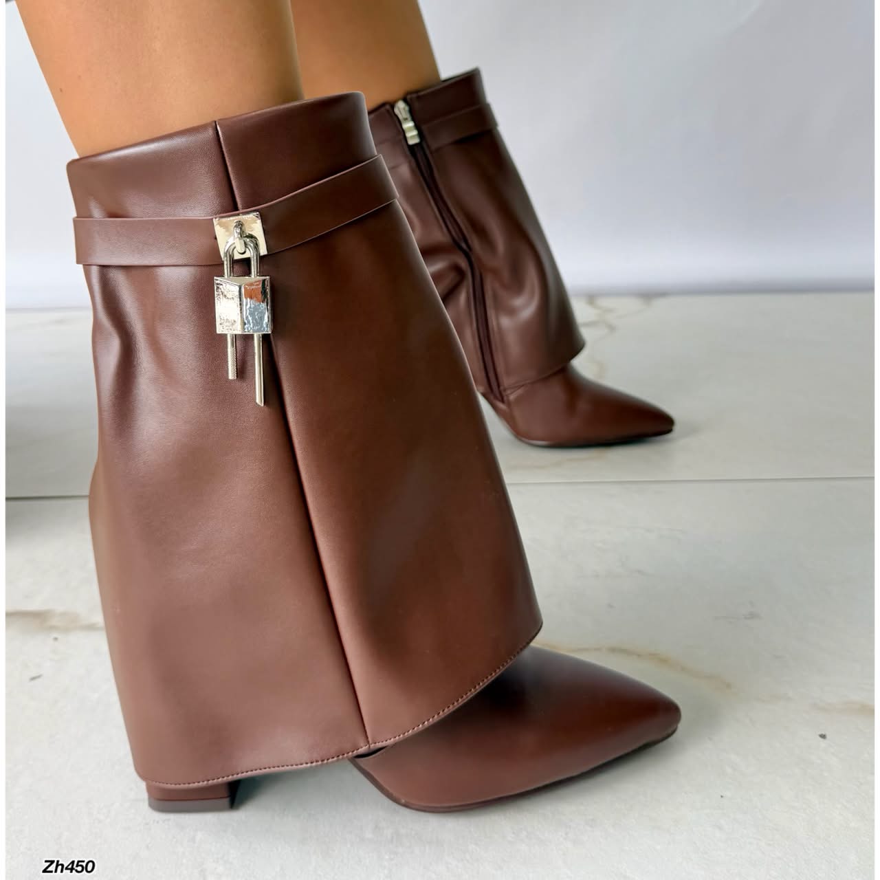 Botin café doblez detalle plateado tacon 10cm  HX3079-B0018